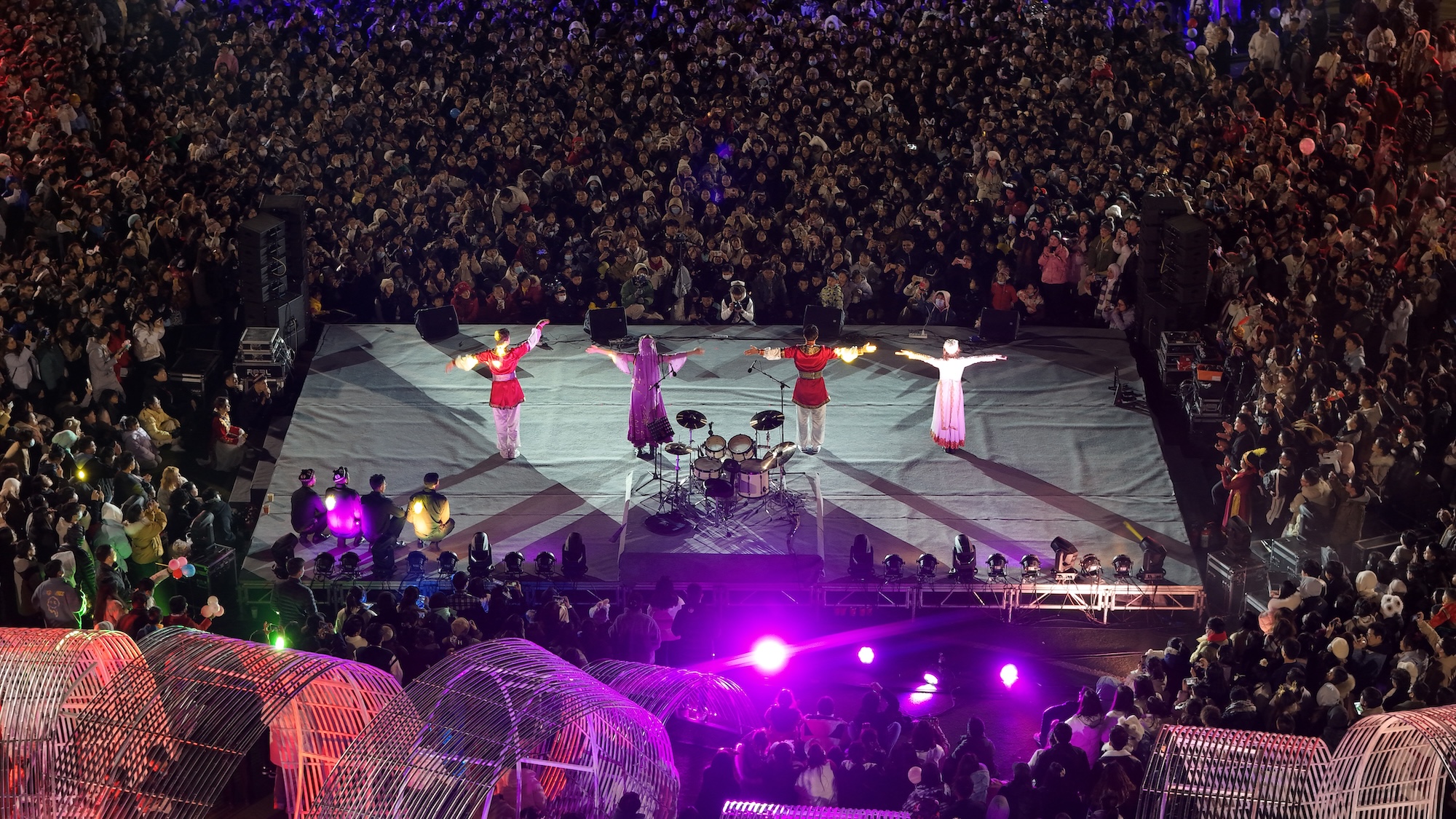 主舞台表演(张东 摄)