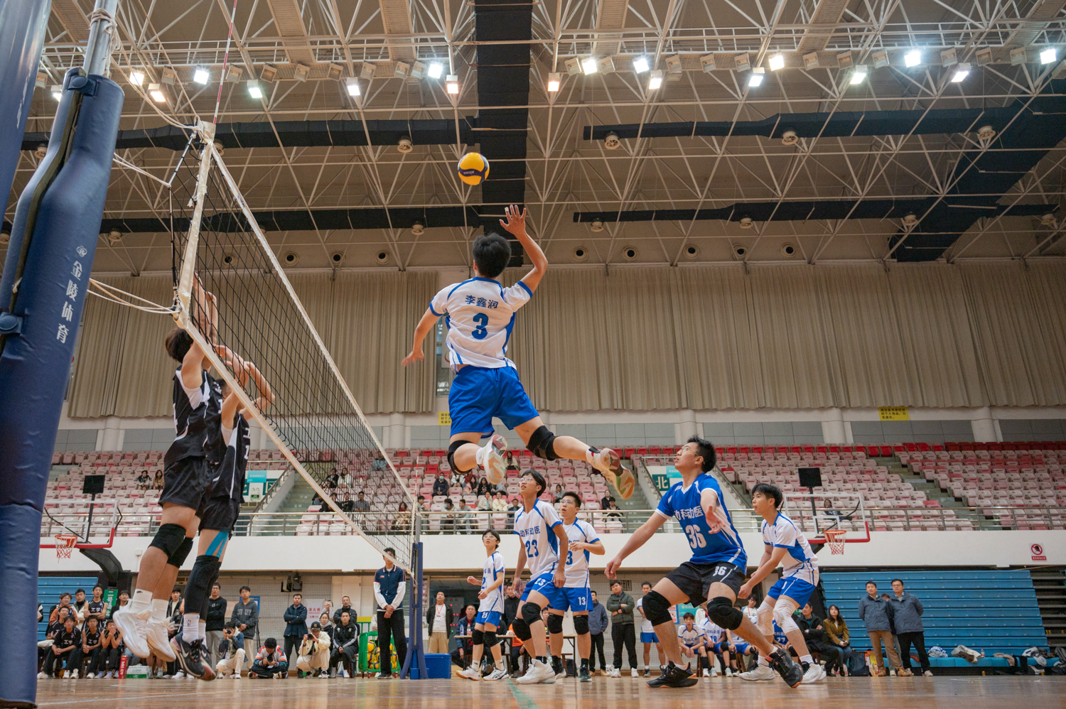 tyc122cc太阳成集团3号扣球瞬间（学通社记者 许可 摄）