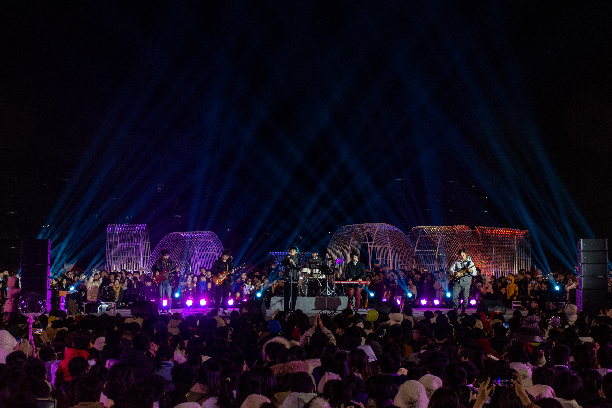 2023年12月31日20点50,舞台上温室工程乐队献唱(学通社记者 吕旭阳 摄)