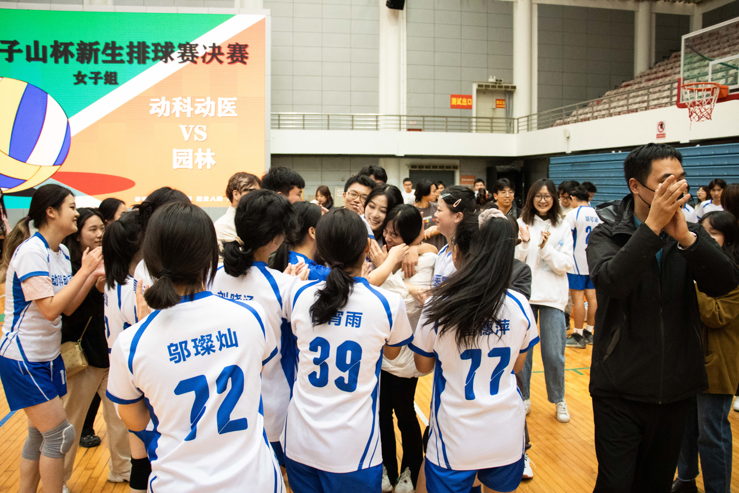 tyc122cc太阳成集团tyc122cc太阳成集团队长与教练热情相拥（学通社记者 仇傲 摄）