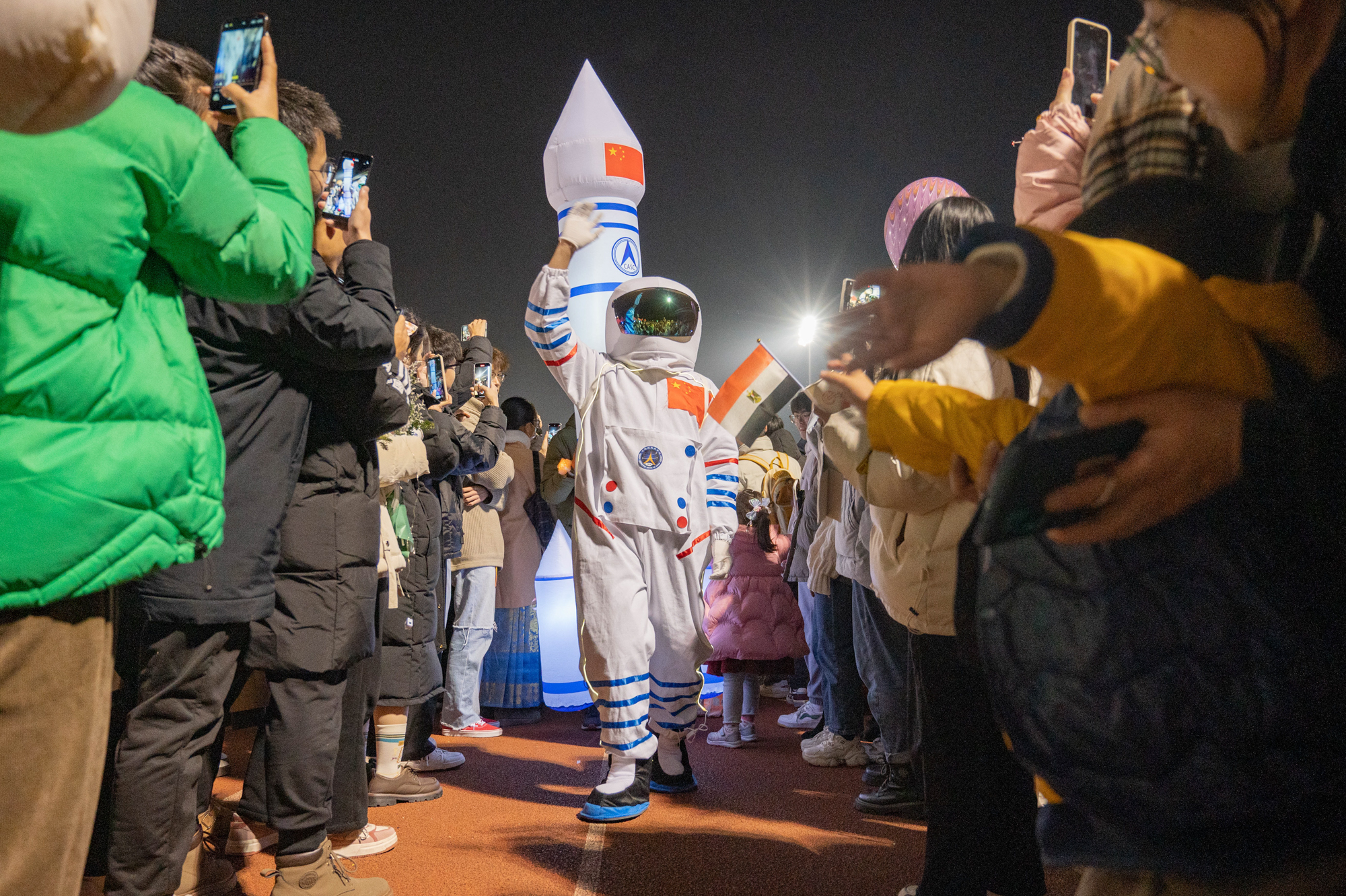新年巡游化学学院方阵(学通社记者 许可 摄)