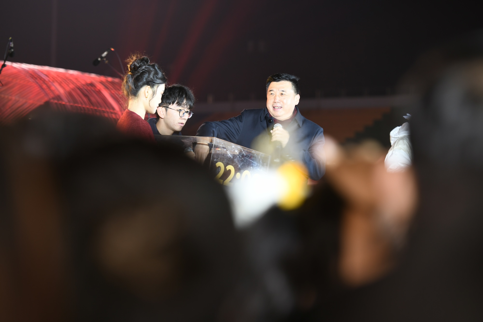 边银丙教授抽奖(记者 刘涛 摄)