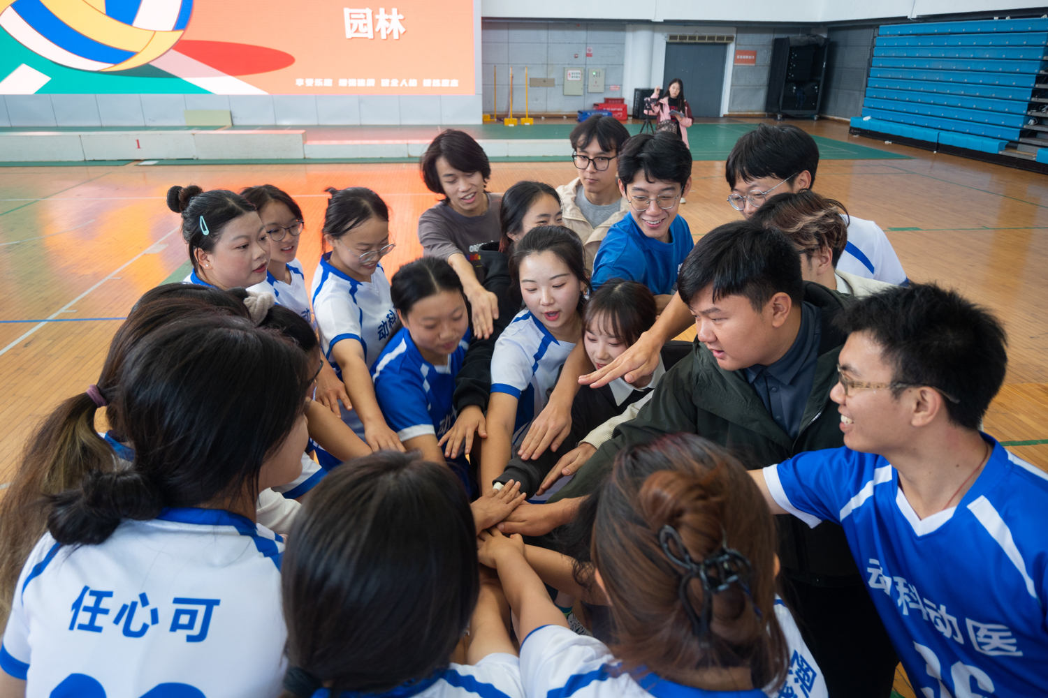 tyc122cc太阳成集团赛前加油（学通社记者 张湛琦 摄）