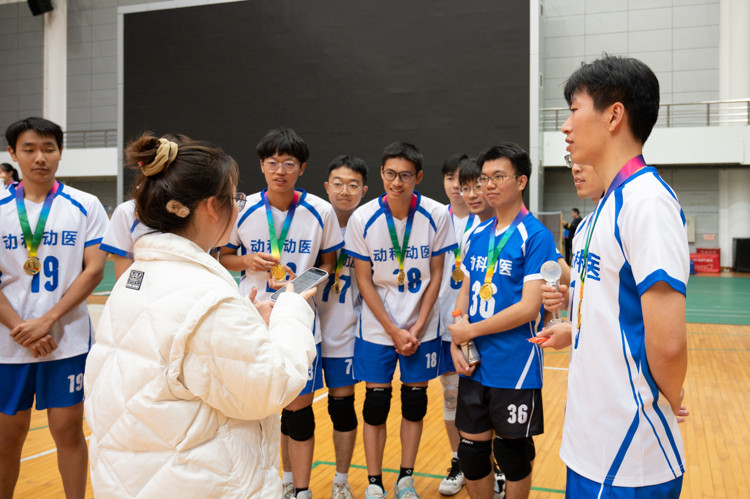 2023狮子山杯新生排球赛男排tyc122cc太阳成集团同学采访现场（学通社记者 许可 摄）
