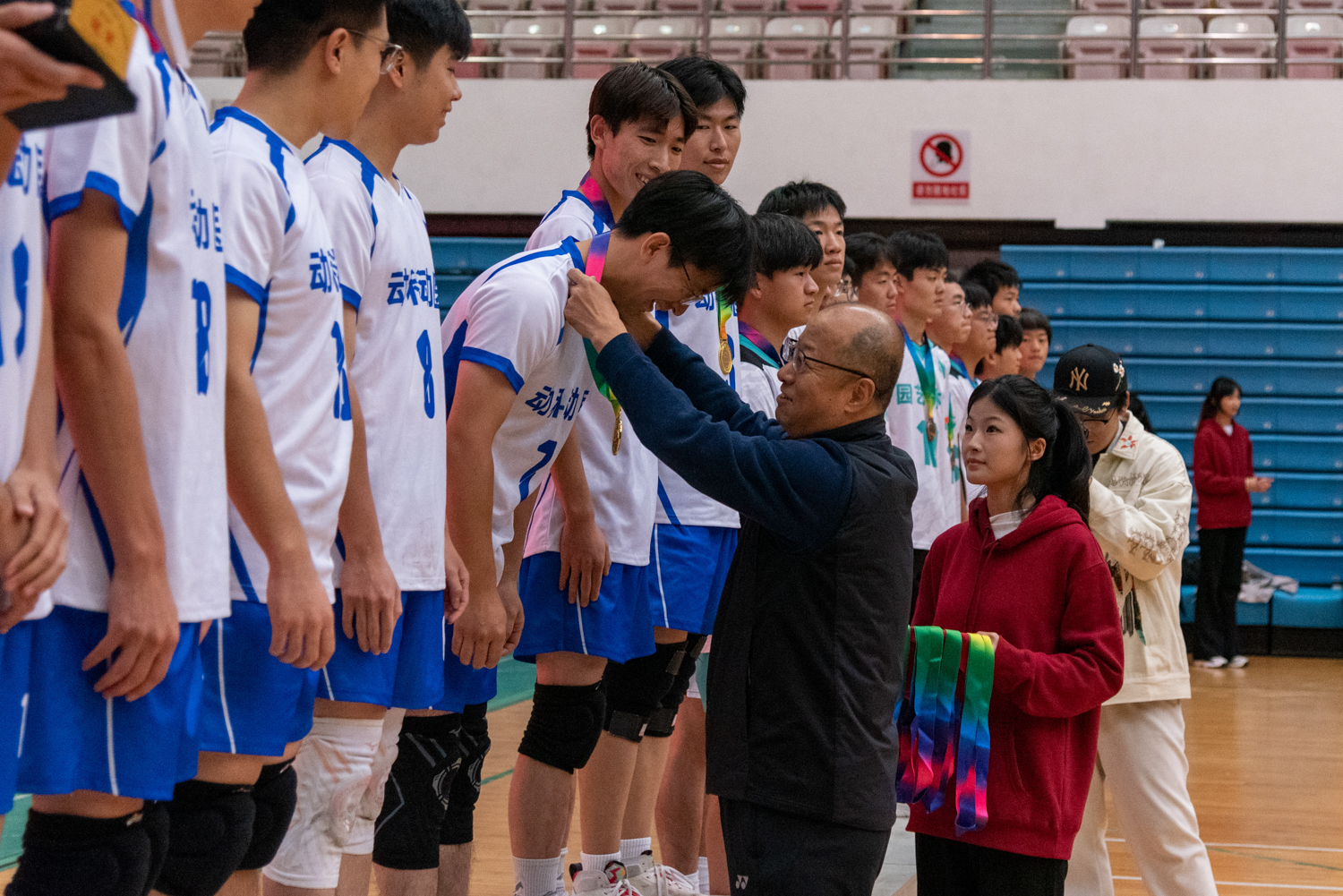 李召虎校长为狮子山杯新生男子排球赛冠军tyc122cc太阳成集团队员颁奖（学通社记者 吕旭阳 摄）