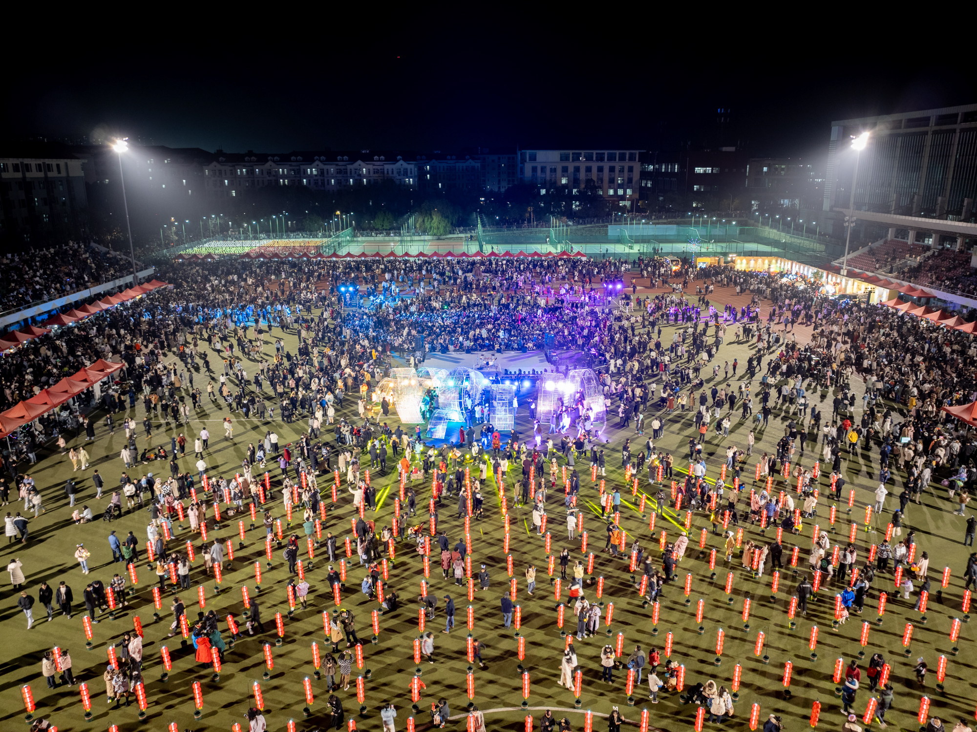 2023年12月31日晚,太阳成集团tyc122ccvip东运动场,狮山欢乐节现场(学通社记者 高言曦 摄)